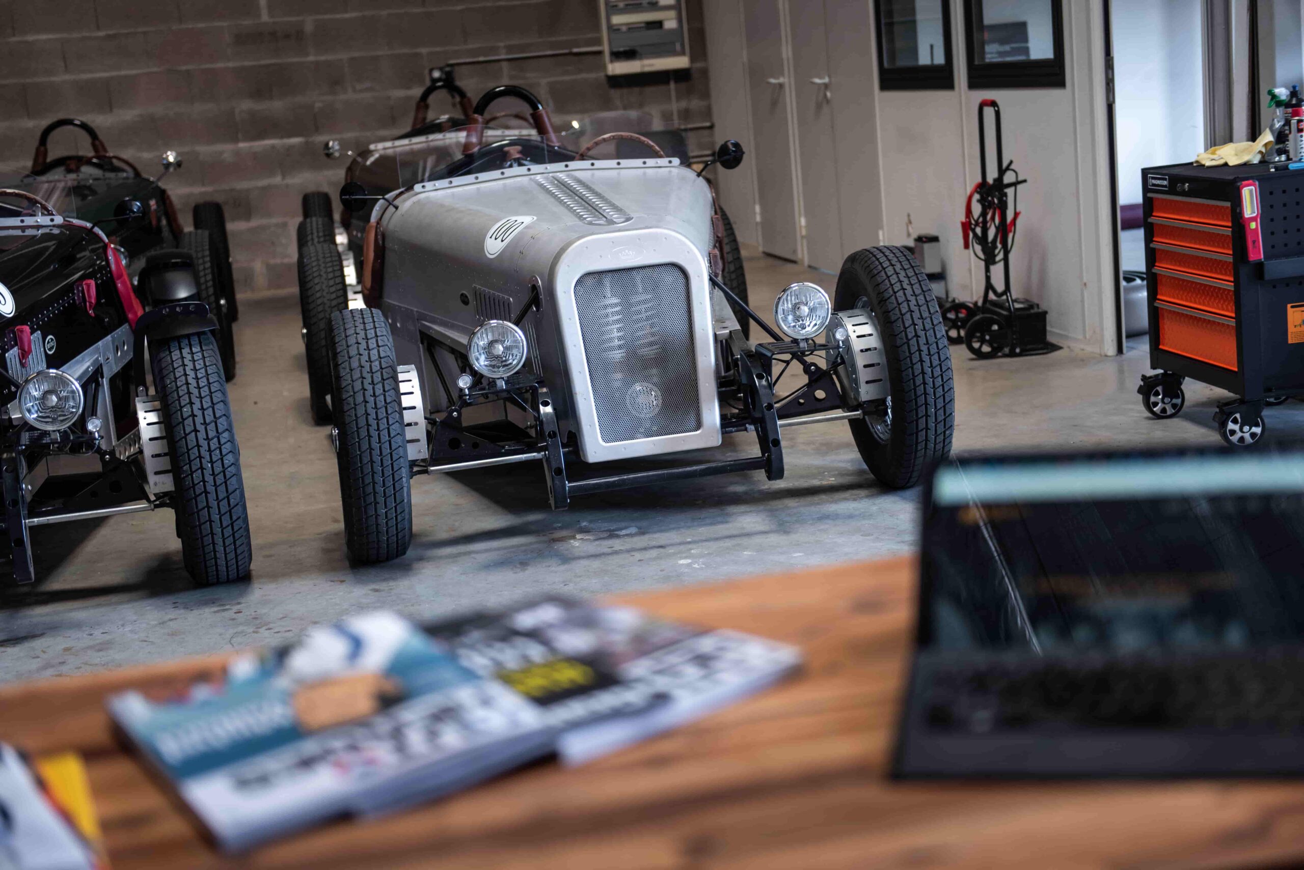 Voiture de collection dans garage pour shooting photo professionnel Lyon