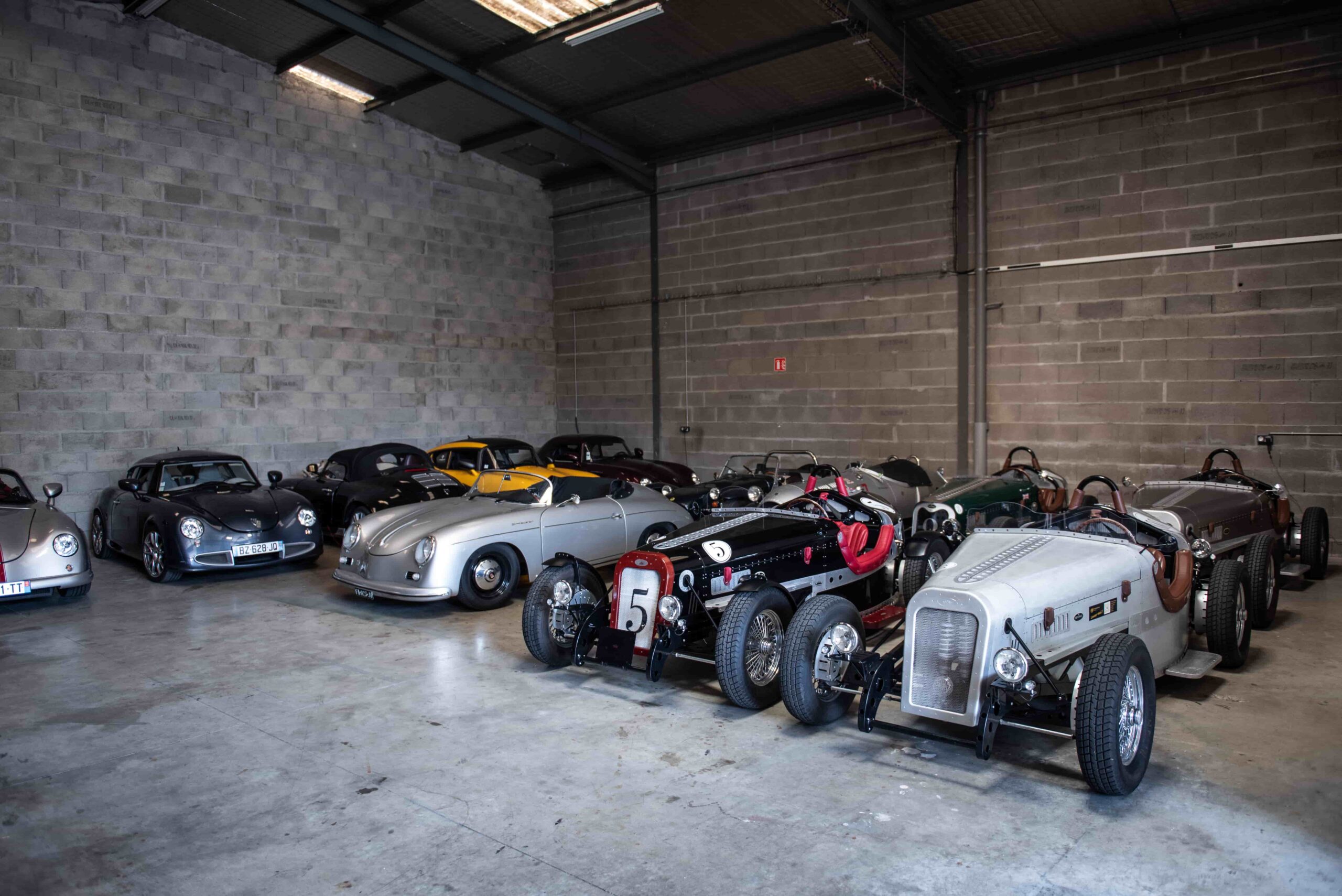 Shooting photo professionnel avec voiture de collection dans un garage à Lyon