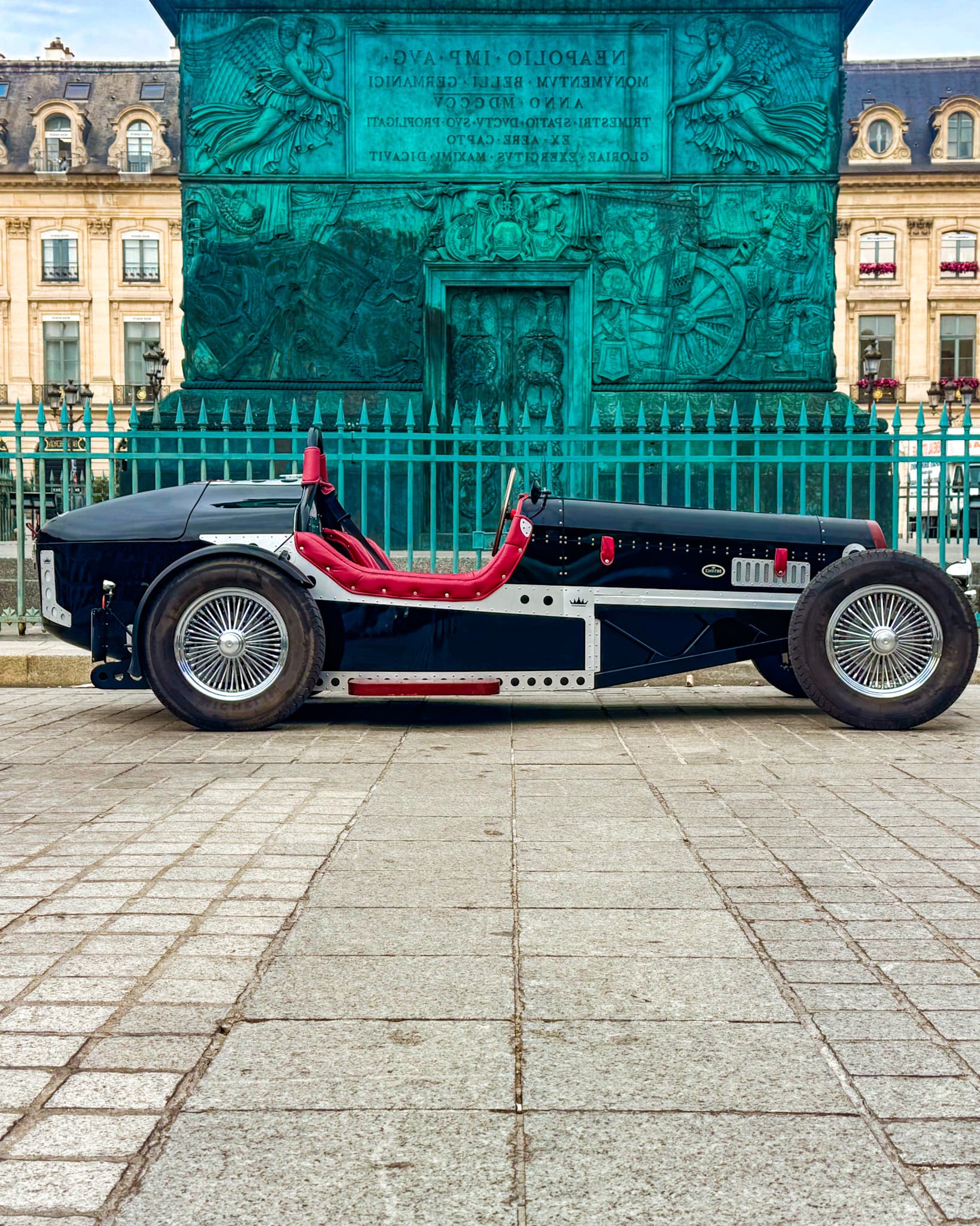 Devinci Adele voiture néo-rétro de collection vue de côté